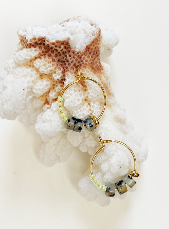 Mini créoles Ella jaspe dalmatienne et perles miyuki limonade